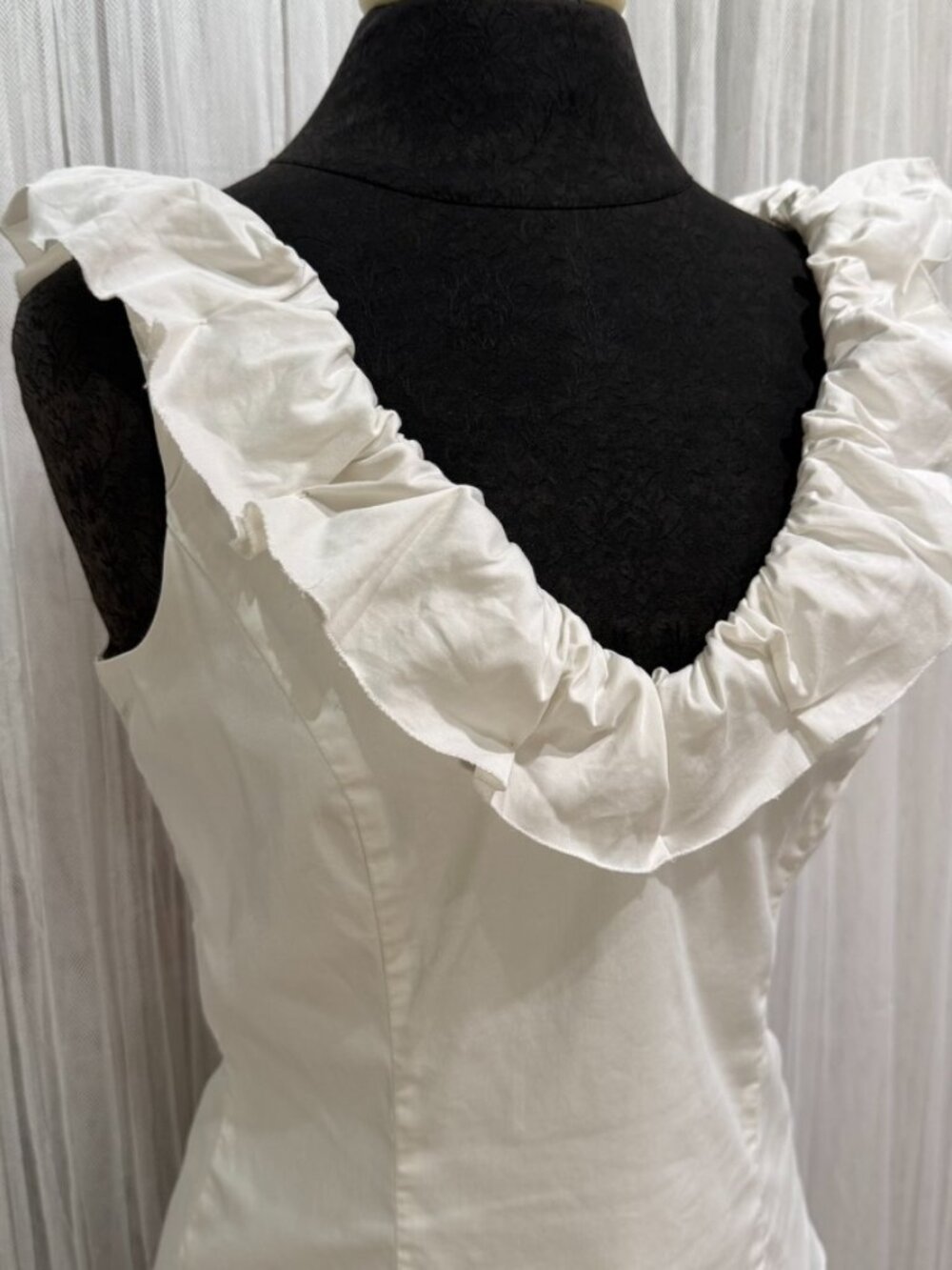 White House Black Market White Ruffle Sleeveless Blouse Top Women's Size 6 Girly - Picture 2 of 13